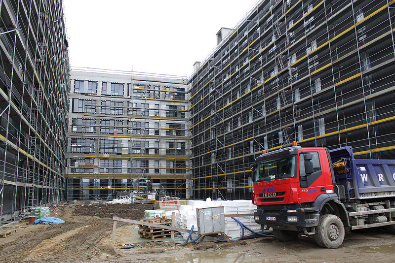 Kto organizuje szkolenia na podesty ruchome?