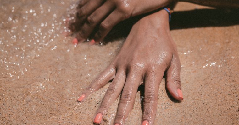 Modny manicure na lato 2020. Jakie trendy lansują największe gwiazdy?