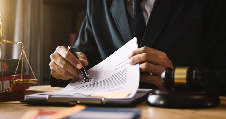 Obsługa prawna firm – dlaczego warto współpracować z kancelarią?