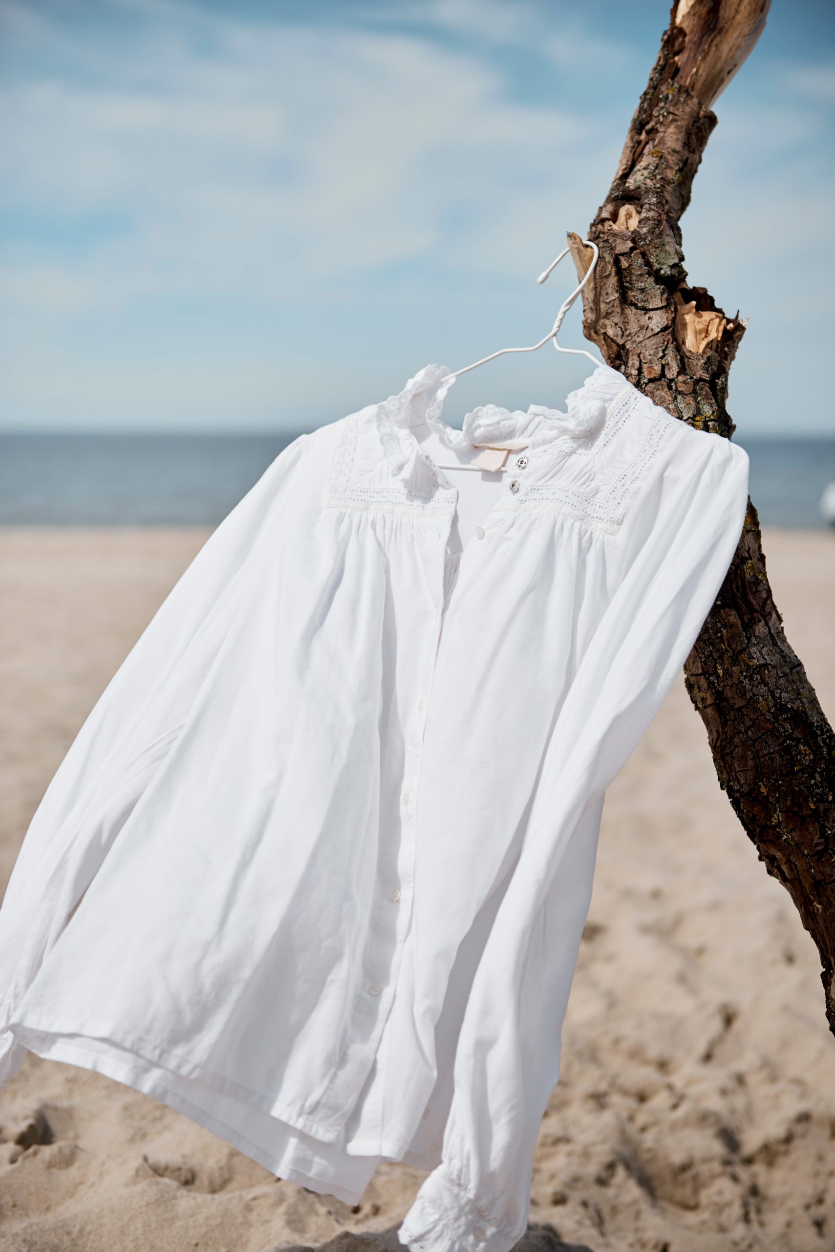 Klasyczna biała koszula damska – do czego pasuje?