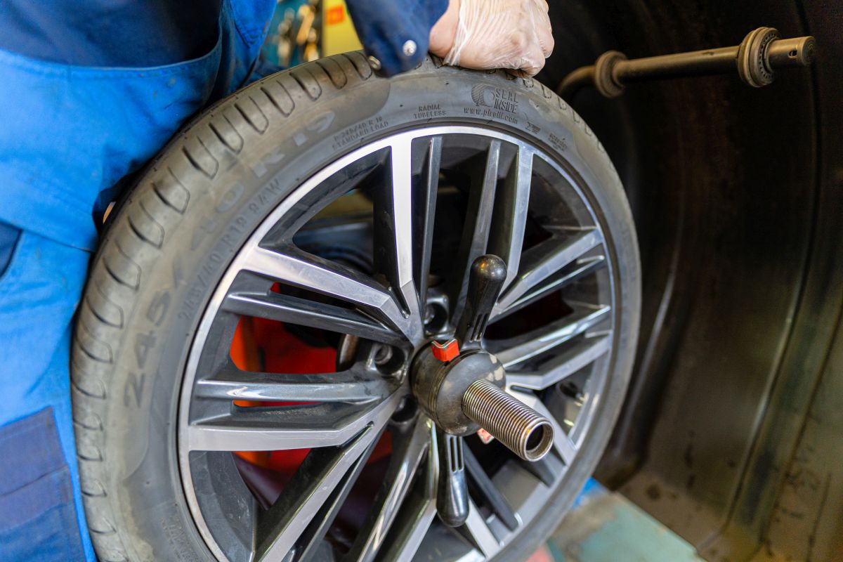 Bezpieczeństwo na pierwszym miejscu: jak profesjonalny serwis opon dba o Twoje auto podczas wymiany